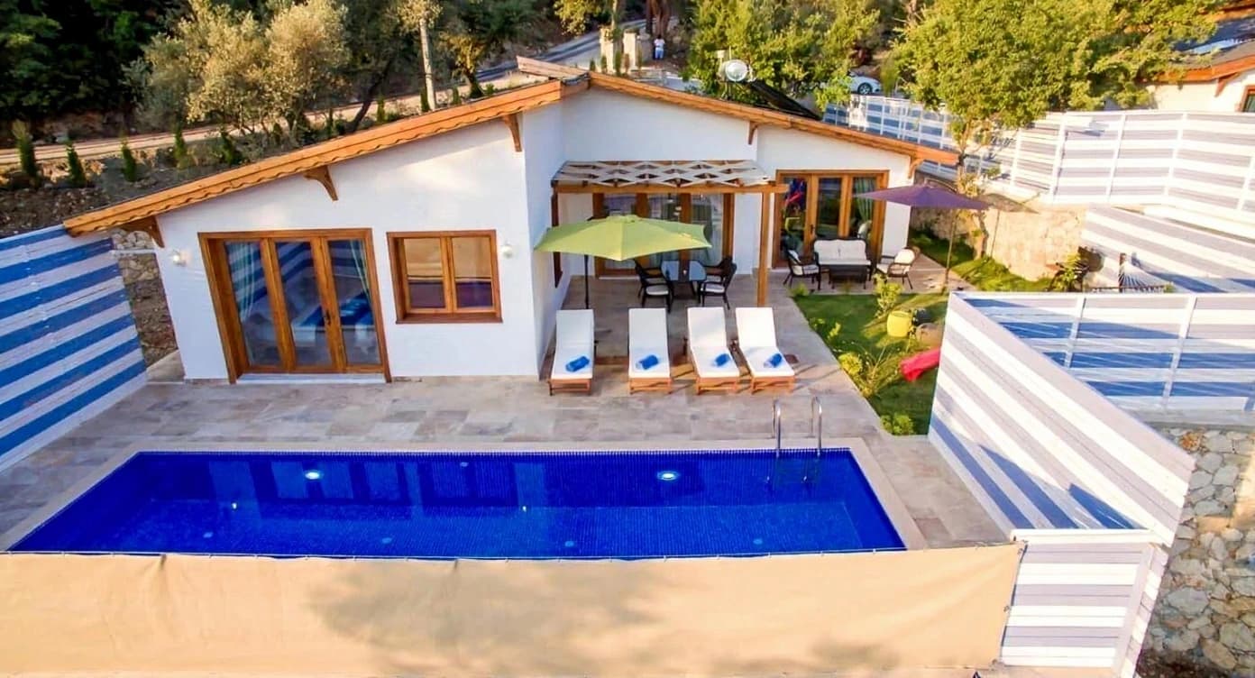 Kaş İslamlar'da Özel Havuzlu, Jakuzili ve Deniz Manzaralı 2 Yatak Odalı Korunaklı Villa – Aerial view of entire villa with private pool, pool house, and manicured garden.