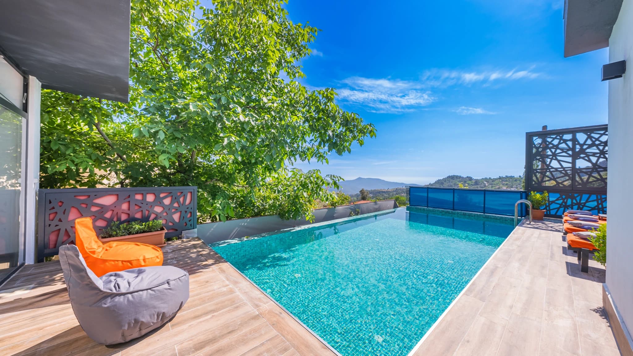 Kalkan İslamlar'da Deniz ve Doğa Manzaralı Korunaklı Havuzlu Kiralık Villa