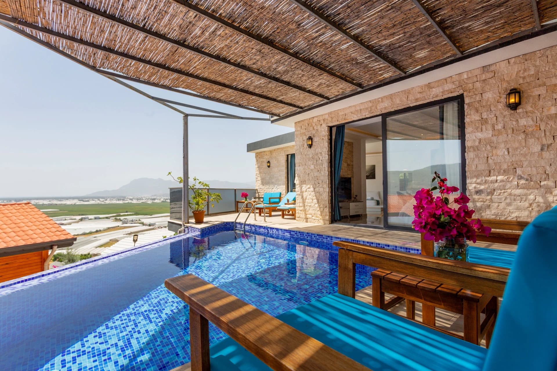 Kalkan Yeşilköy'de Jakuzili, Korunaklı Özel Havuzlu Balayı Villası