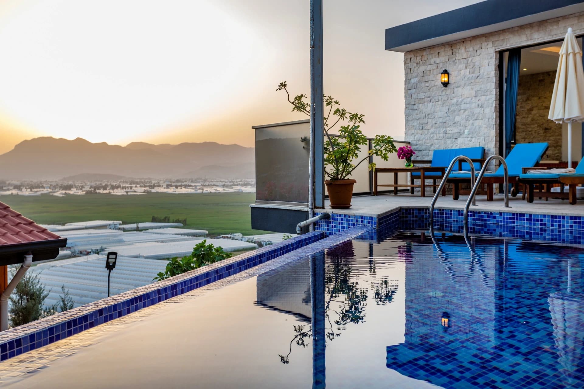 Kalkan Yeşilköy'de Jakuzili, Korunaklı Özel Havuzlu Balayı Villası