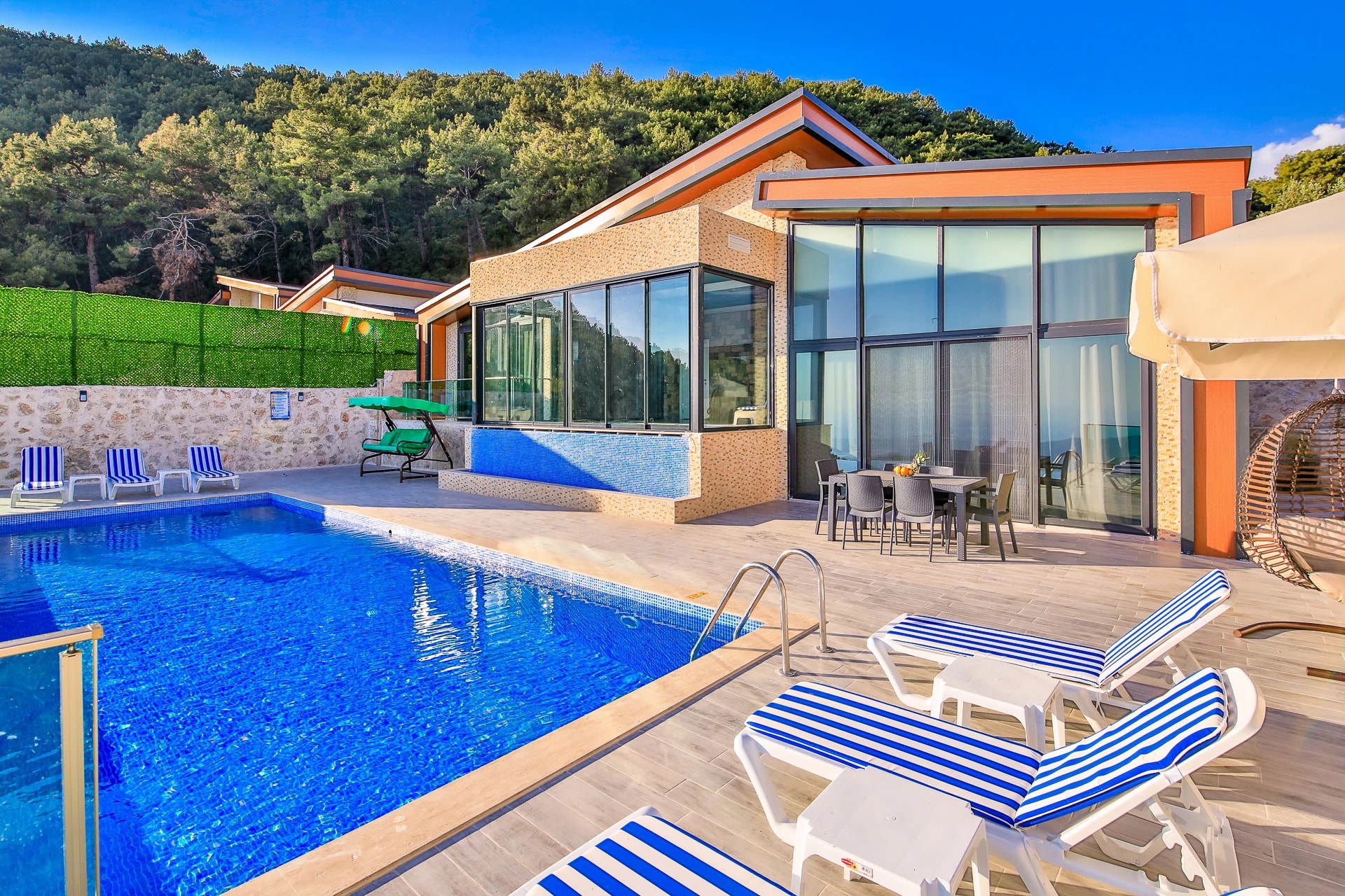 Jakuzili Villa - İslamlar'da Isıtmalı Kapalı Havuz ve Panoramik Deniz Manzarası