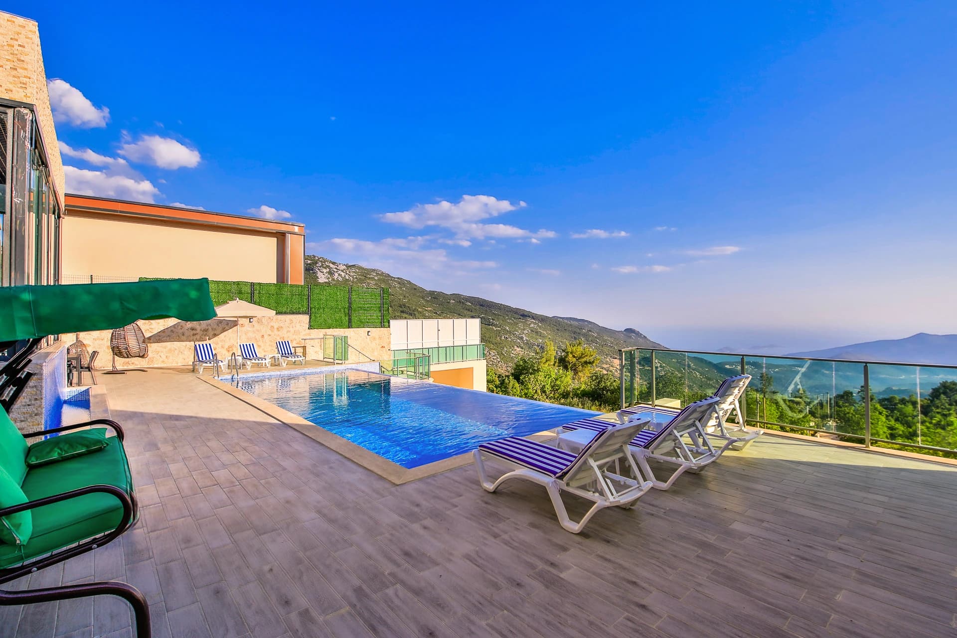 Jakuzili Villa - İslamlar'da Isıtmalı Kapalı Havuz ve Panoramik Deniz Manzarası