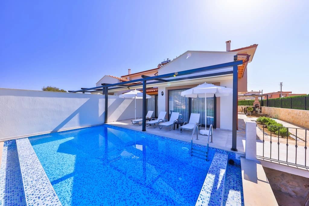 Kaş'ta Özel Havuzlu ve Doğa Manzaralı Lüks 2 Yatak Odalı Villa
