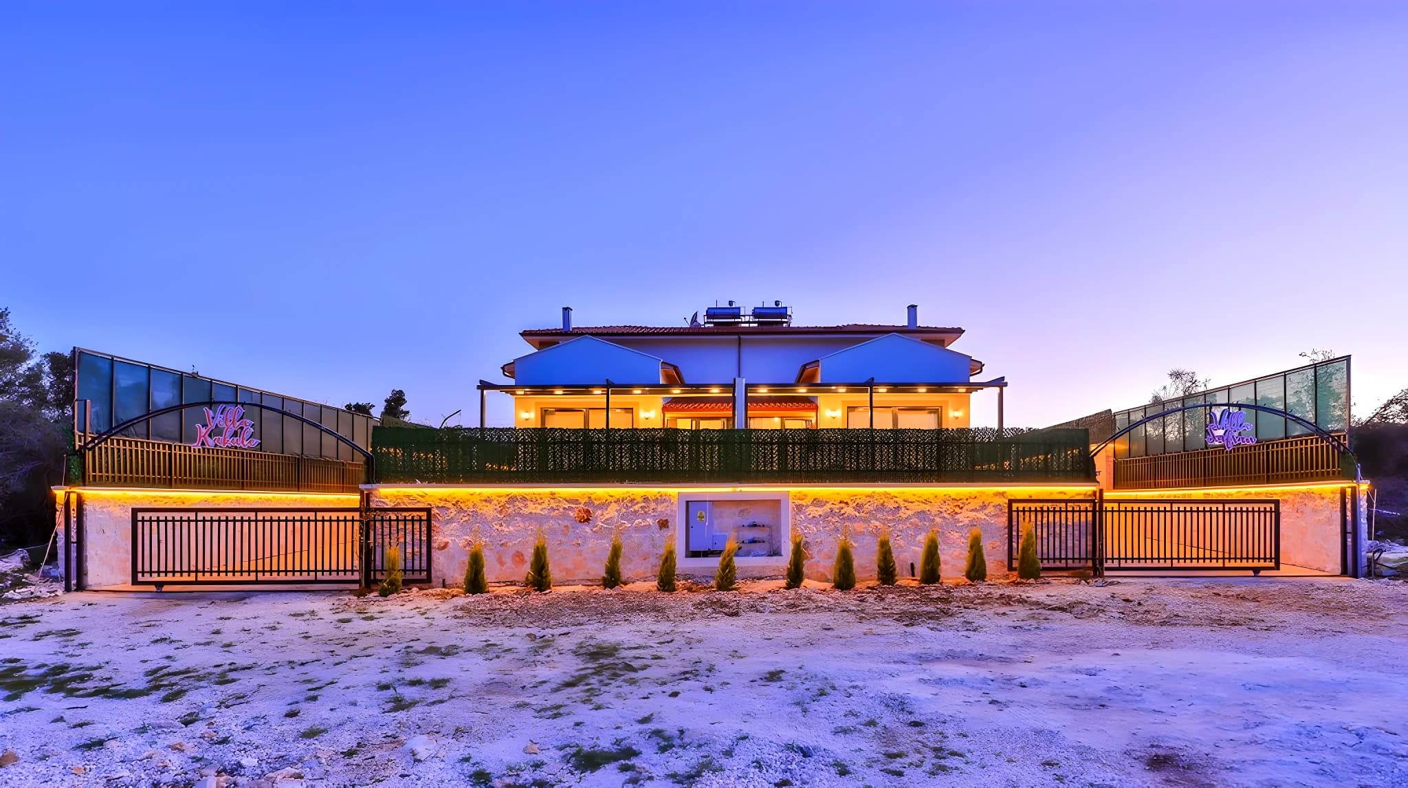 Kaş'ta Özel Havuzlu ve Doğa Manzaralı Lüks 2 Yatak Odalı Villa