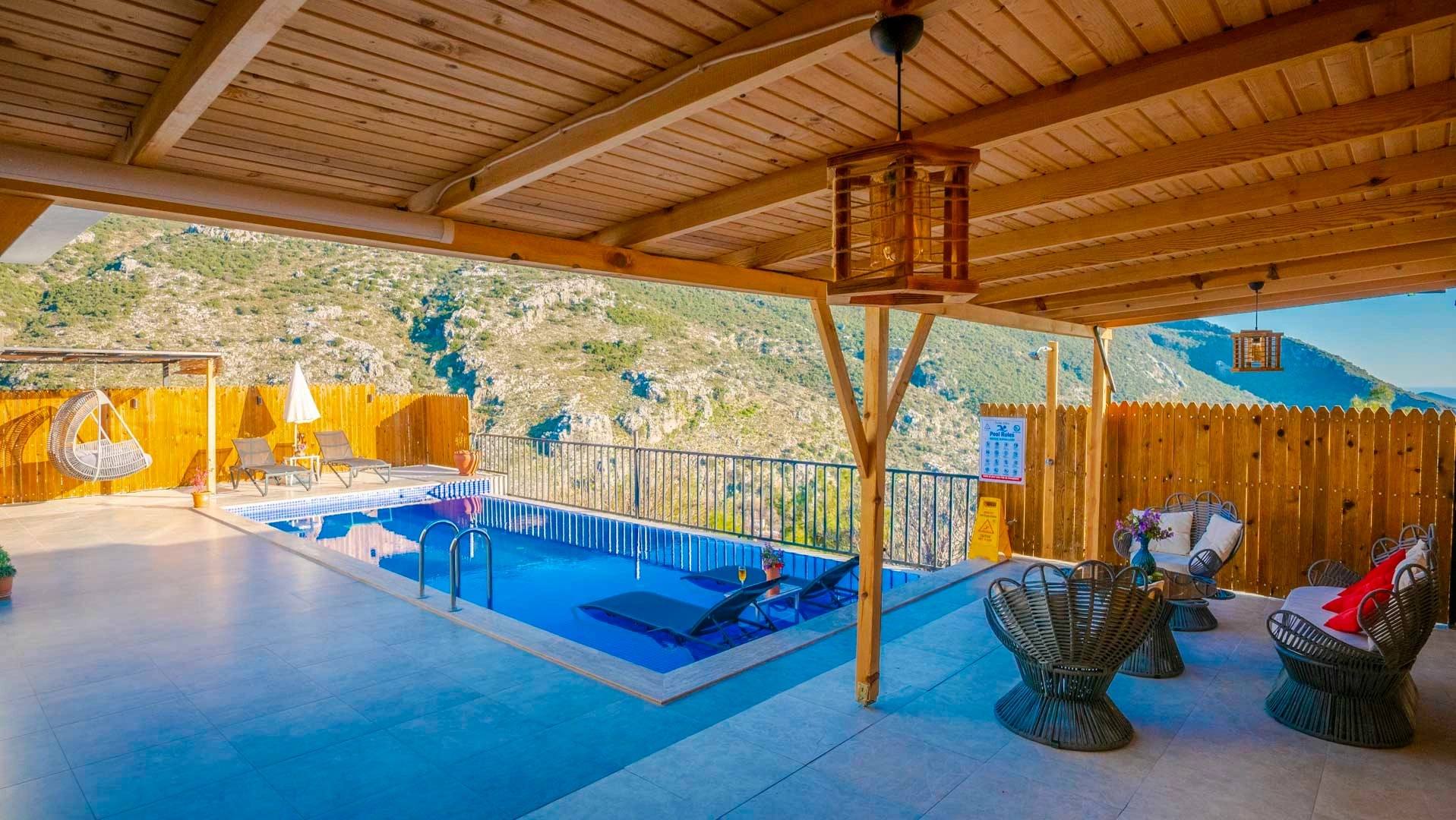 Kalkan İslamlar'da Jakuzili ve Özel Kapalı Havuzlu Romantik Balayı Villası