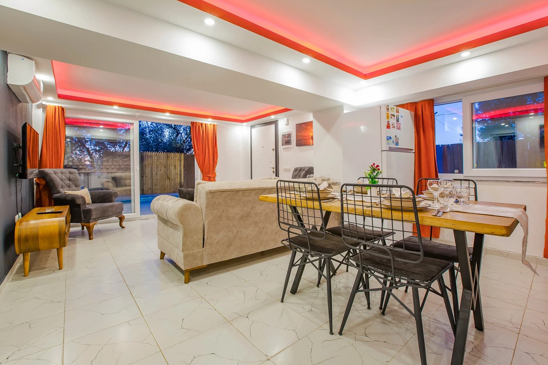 Kalkan Yakınlarında Orman İçinde Korunaklı, Özel Havuzlu ve Jakuzili Villa – Modern open-plan living and dining area with stylish furnishings and ambient lighting.