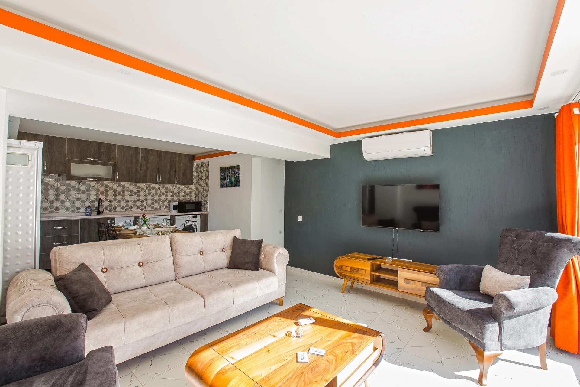 Kalkan Yakınlarında Orman İçinde Korunaklı, Özel Havuzlu ve Jakuzili Villa – Modern living room with cream sofa, gray accent wall, and flat-screen TV.