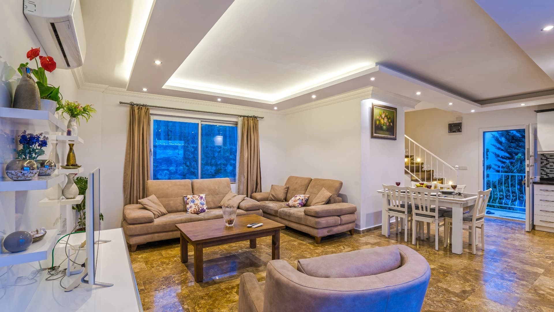 Kalkan'da Doğa İçinde Korunaklı, Isıtmalı Havuzlu, Deniz ve Dağ Manzaralı Villa – Spacious modern living room with panoramic windows and connected dining area.