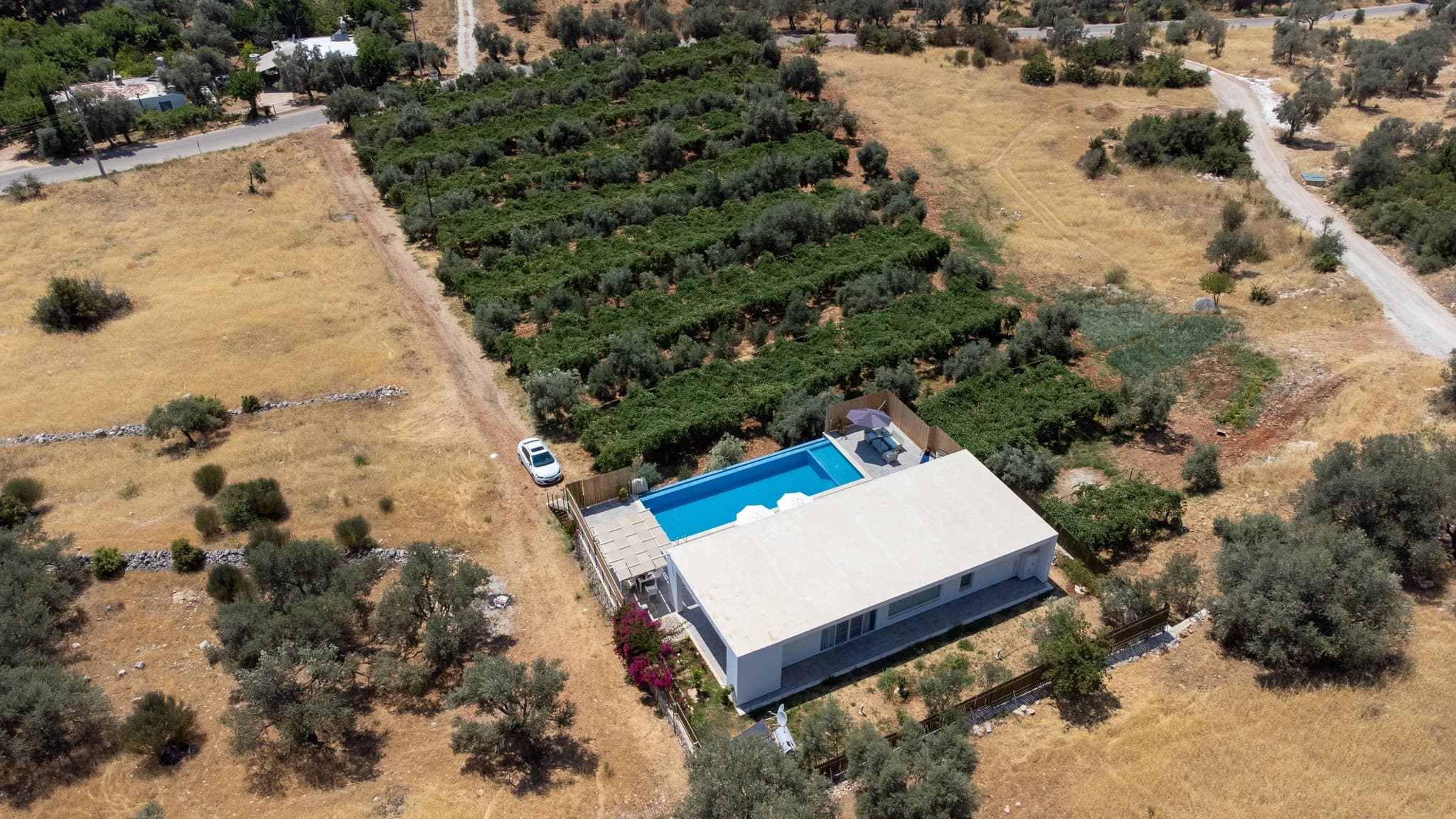 Kalkan Yakınında Sonsuzluk Havuzlu ve Dağ Manzaralı, Korunaklı 2 Yatak Odalı Villa – Direct overhead shot showcasing the villa's clean architecture and surrounding landscape.