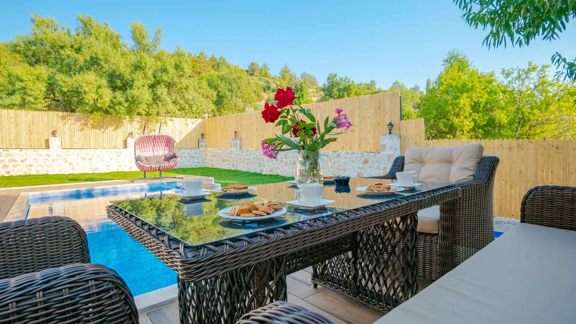 Kapalı Havuzlu, Jakuzili ve Bahçeli Lüks 2 Yatak Odalı Villa – Kalkan