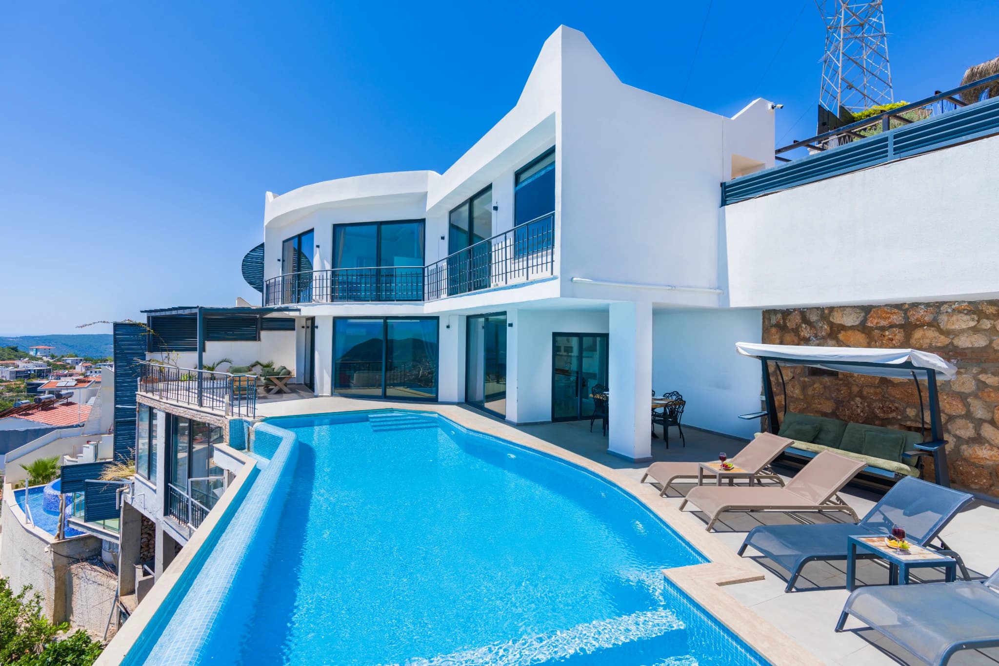 Çift Jakuzili Lüks Villa - Kalkan Akbel'de Korunaklı Havuz ve Deniz Manzarası