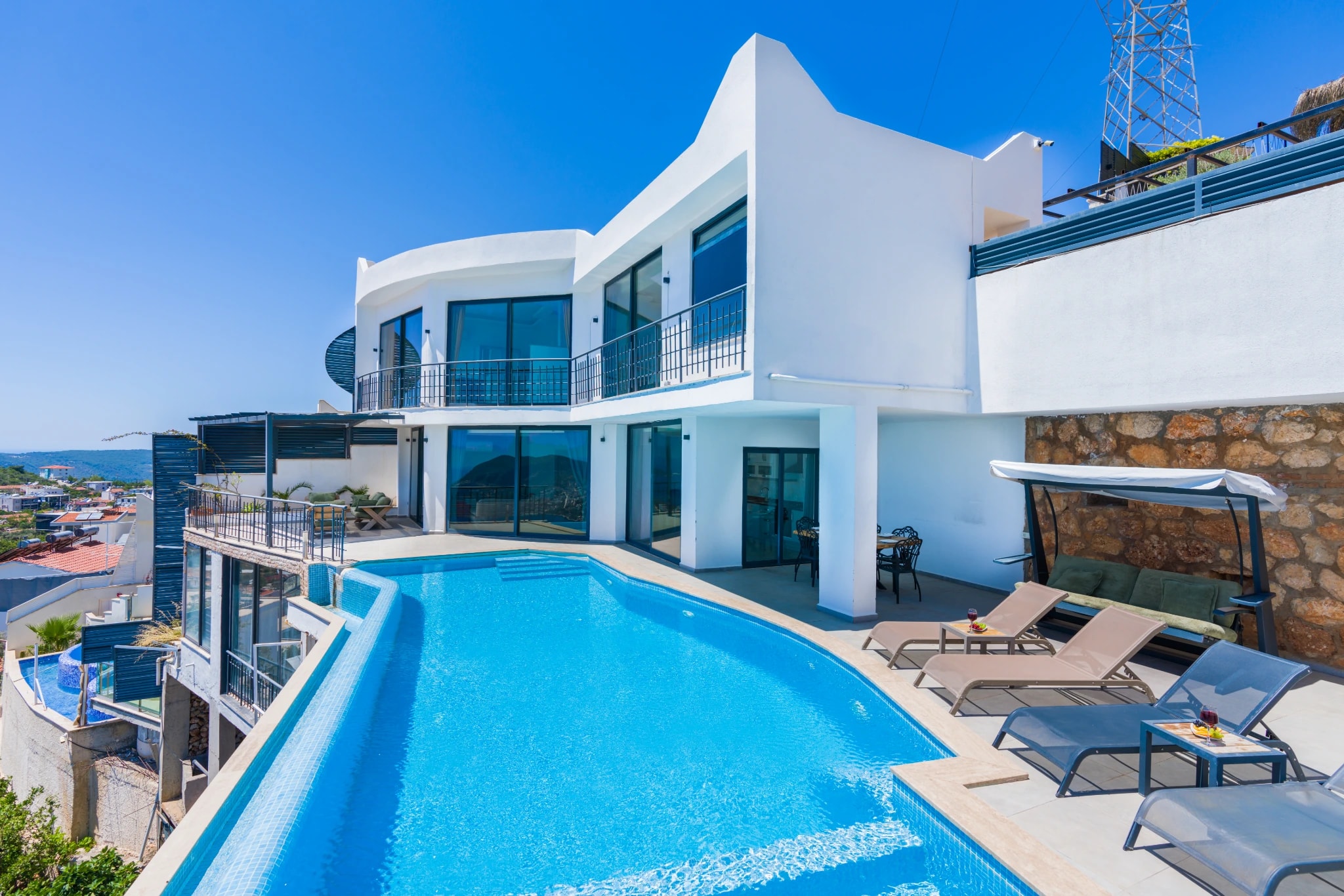 Çift Jakuzili Lüks Villa - Kalkan Akbel'de Korunaklı Havuz ve Deniz Manzarası