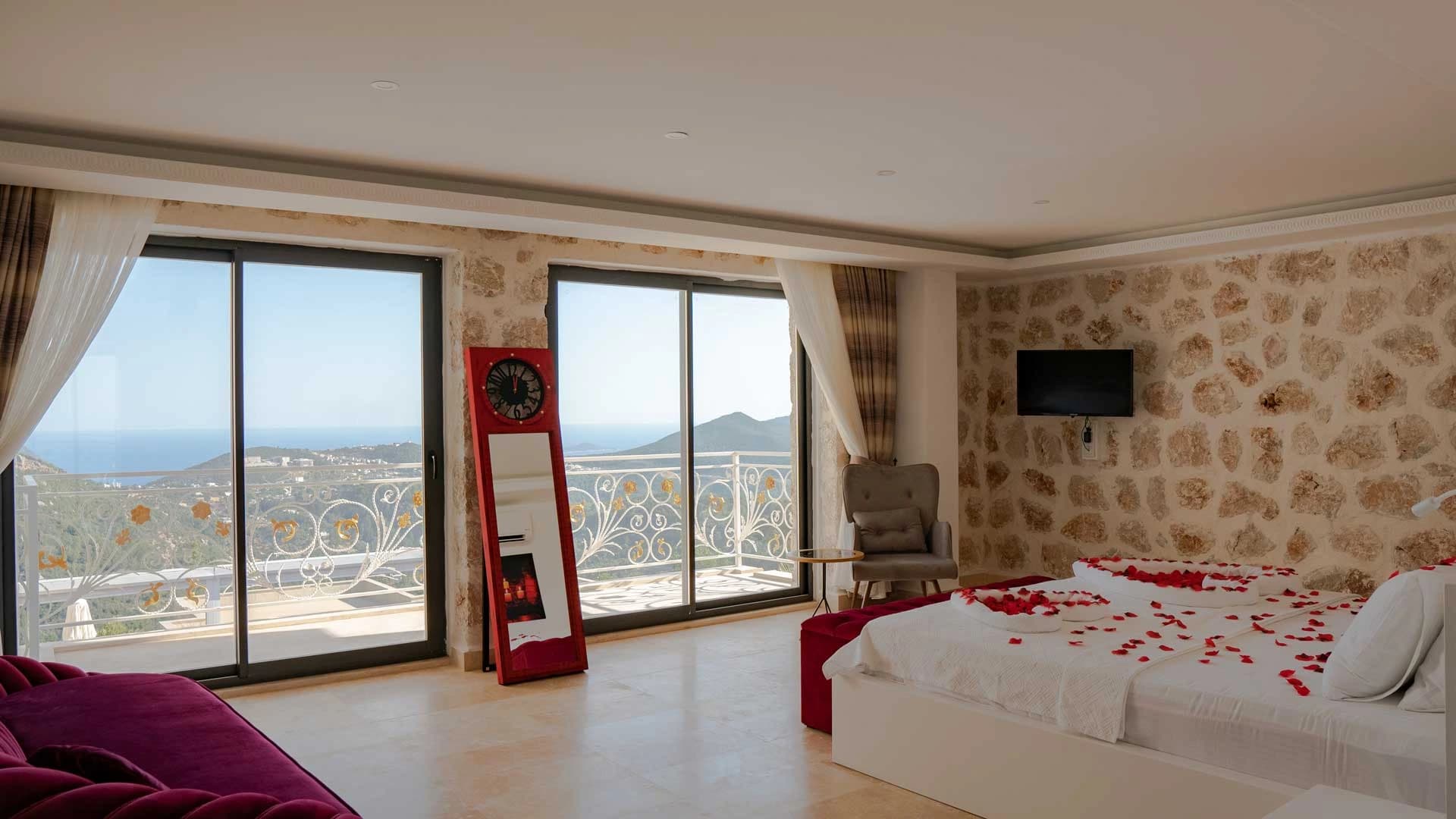 Korunaklı Isıtmalı Havuzlu Taş Villa - İslamlar'da Kış-Yaz Tatil