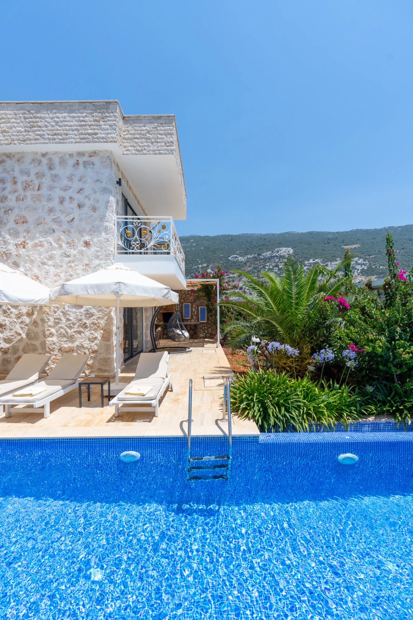 Korunaklı Isıtmalı Havuzlu Taş Villa - İslamlar'da Kış-Yaz Tatil