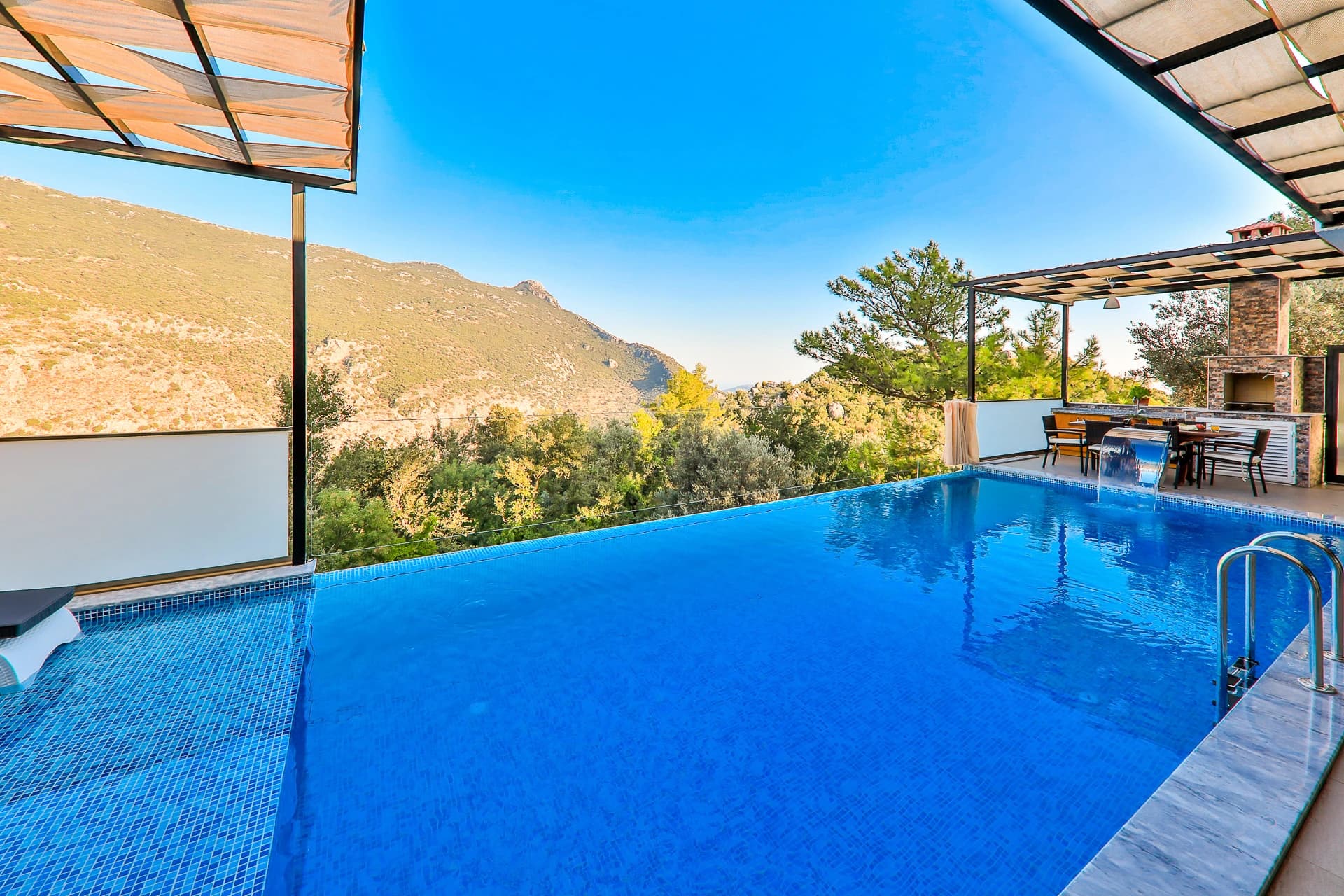 Kalkan İslamlar'da Doğa Manzaralı, Jakuzili, Özel Havuzlu Lüks 2 Yatak Odalı Villa