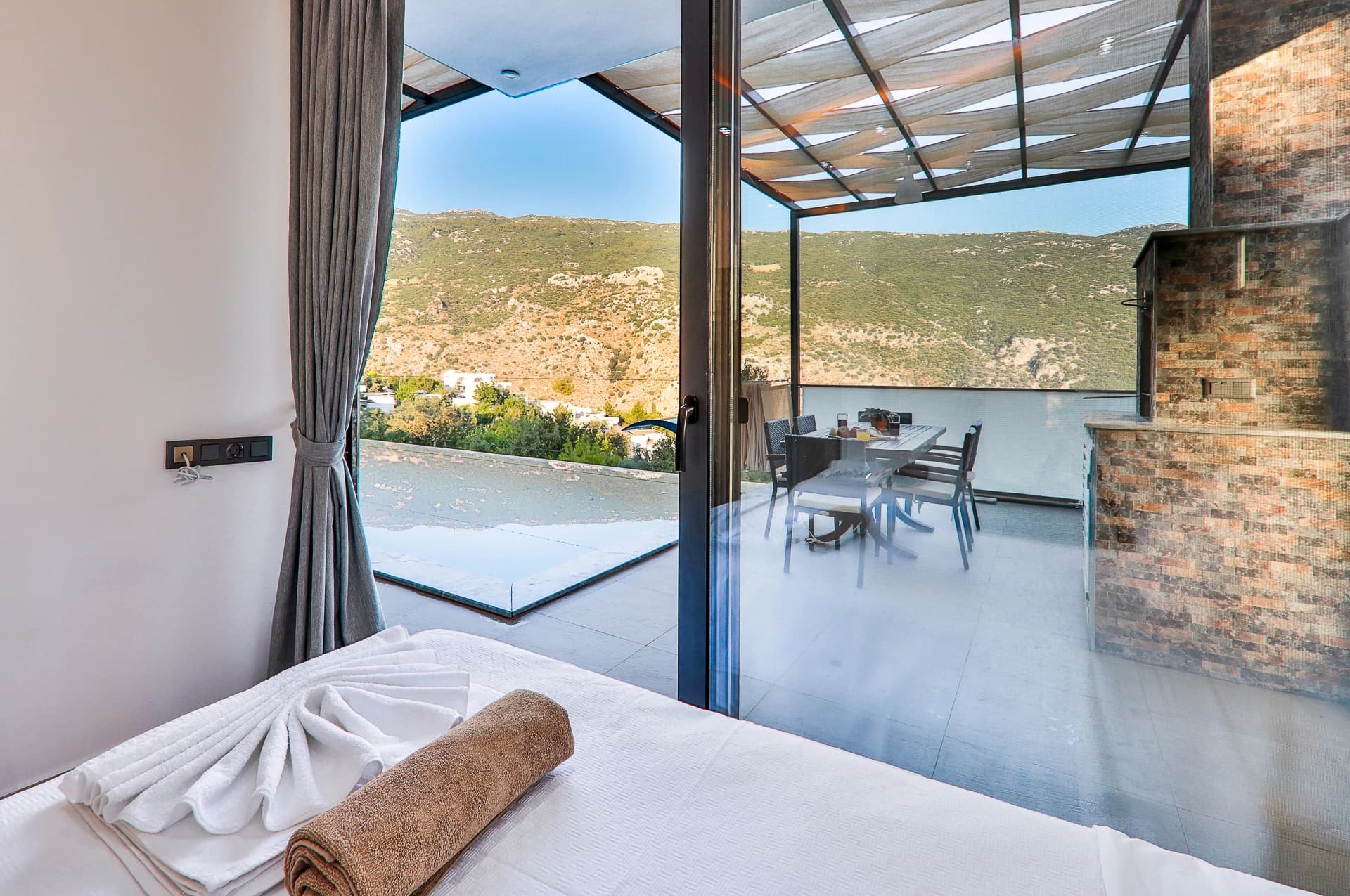 Kalkan İslamlar'da Doğa Manzaralı, Jakuzili, Özel Havuzlu Lüks 2 Yatak Odalı Villa